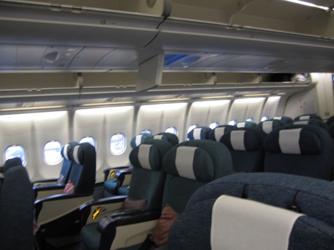 通常、福岡→香港は台北経由ですが、今回は臨時便で直行でした。<br />まったりビジネスクラス！<br />しか〜し！機材古すぎです。