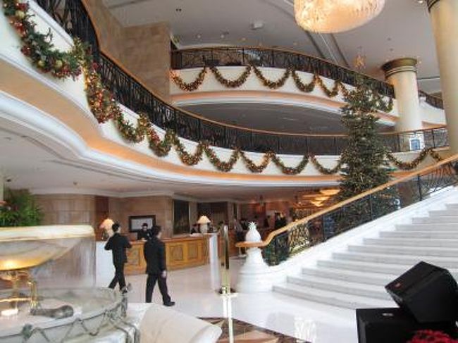 ホテルロビー＆フロント。<br />日本人より欧米人の宿泊が多かった。