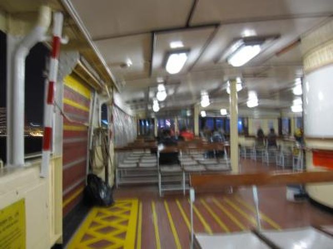 ホテルに18時頃着き、友達に「着いたよ！」メールを送信。<br />「19時にセントラルのBank of China前で待ち合わせ！」って。<br />俺行き方知らないし、あと１時間しかないじゃ〜ん。<br />フロントに行き方を聞き、ホテル前のスターフェリー乗り場から対岸のセントラルまで。<br />ドキドキで写真ブレてます・・・