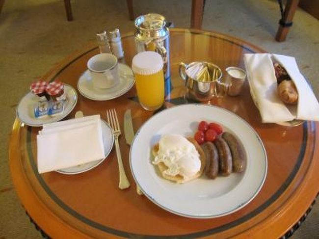 初日は夜中１時くらいまで飲んで、ホテルへ帰り爆睡。<br />次の日（12/31）のホテル朝食。<br />ルームサービスを頼みましたが、これでHK$190くらい。<br />味もまぁまぁ。<br />もう頼まないだろう。。。