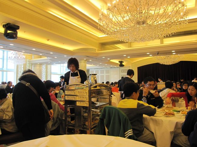 ランチに飲茶へ。<br />シティホールという所の３階にある飲茶で、すっげ〜人が並んでました。<br />香港友達コネクションで、すんなり入れました！