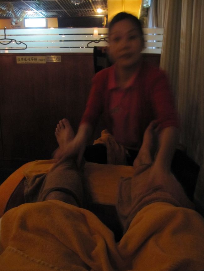 「足美健」という凄く良い店！<br />60分で1,800円くらい。<br />店内は薄暗く、ソファもフカフカでリラックス！<br />マッサージをしてくれたおばちゃまは、英語が話せず、俺の片言の広東語で。<br /><br />「足美健」<br />8/F,Richmond Plaza,490-498 Jaffe Road,Causeway Bay<br />AM9:30〜AM4:30<br />TEL:2574-2628