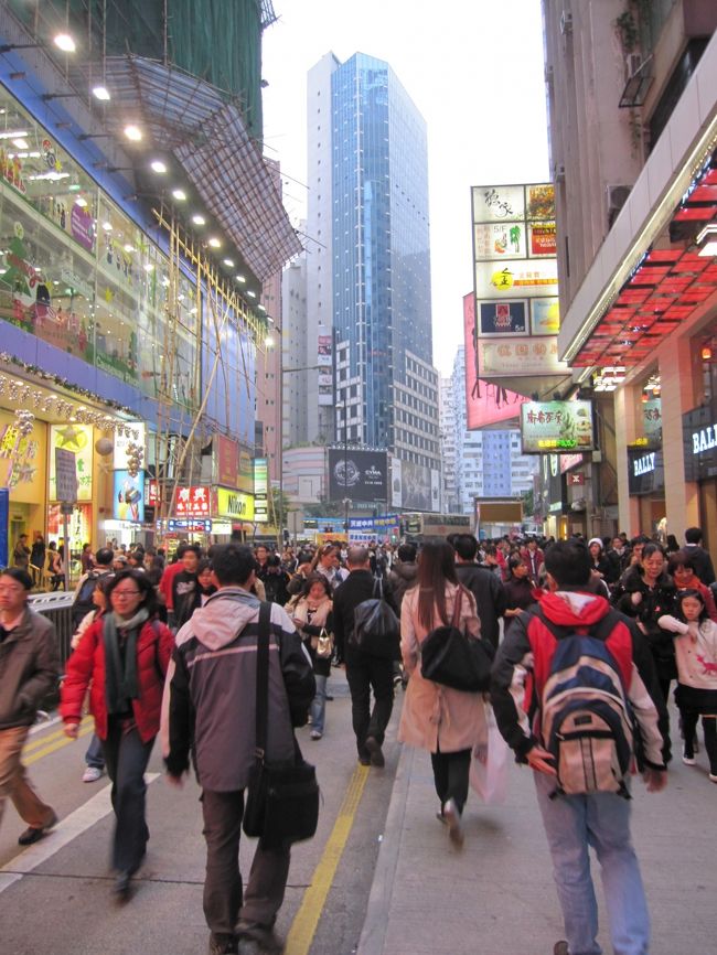 スッキリしてまた街ブラ。タイムズスクエア辺りかな？<br />人多いです。