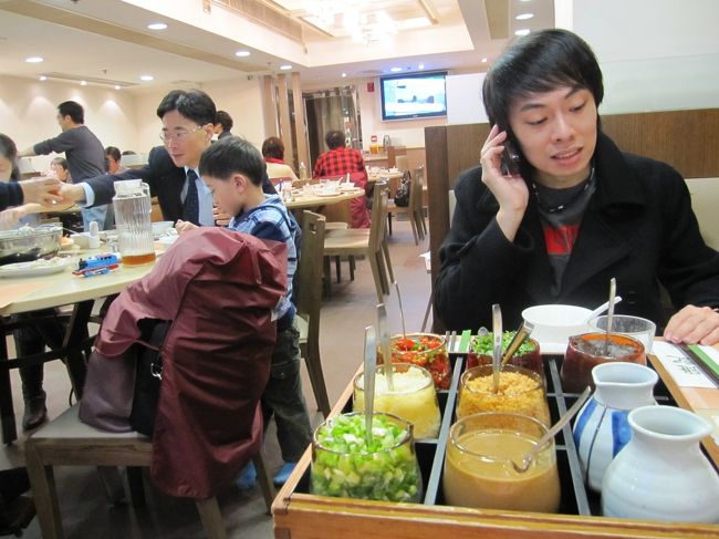 自分のつけダレの中に好きな薬味を入れて食べる。<br />友達電話してましたが、気にせず写真。