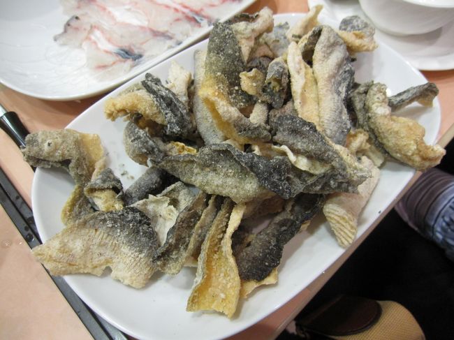 またまたウツボの皮の唐揚げがでてきたけど、やっぱり生臭い。