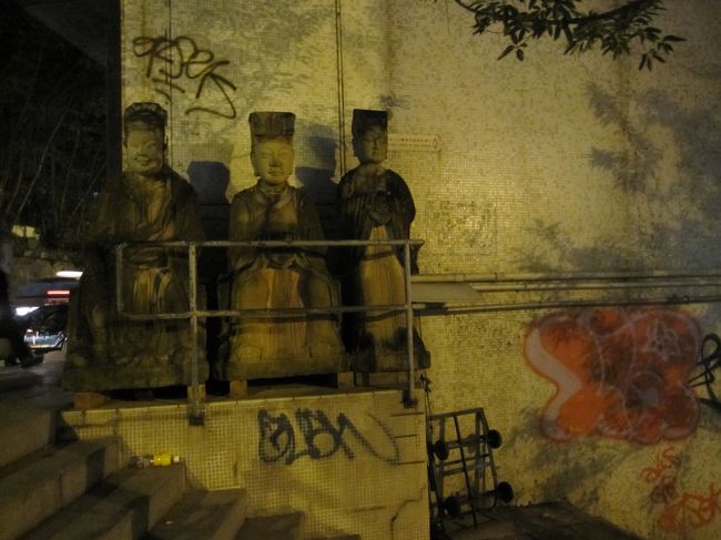 移動中。なんだか面白くないですか？<br />日本で言う、お地蔵さん的な？！