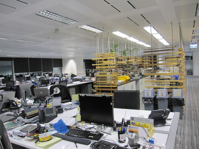 友達のオフィスが、カウントダウンの花火があがるデカイビル（IFC）の隣にあって、そこが開いてたら花火が真横で見えるかも！<br /><br />行ってみた。<br /><br />開いていた！