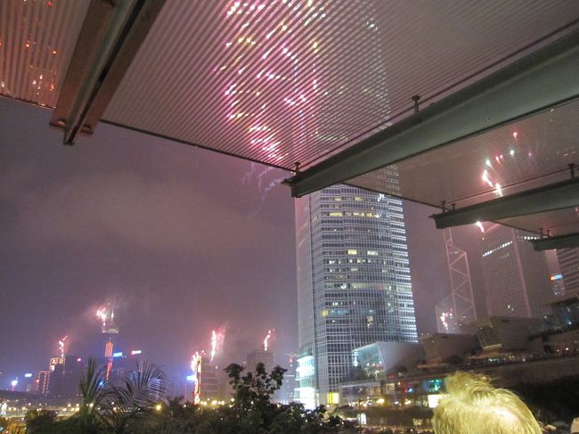 辺り一帯が明るくなります。<br /><br />桟橋の上からだったので、屋根が邪魔！！