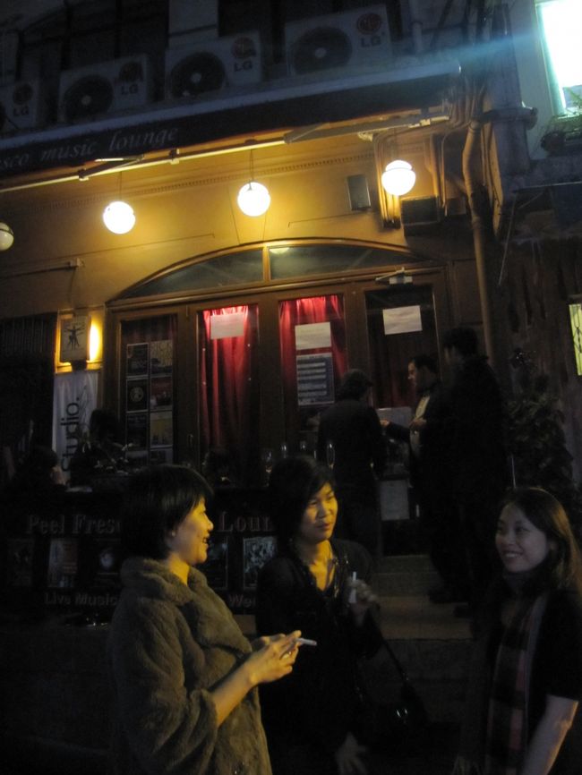 2010年になり、初飲みは香港のナウい人々が集まってそうなバーへ<br /><br />「PEEL FRESCO」<br />G/F 49 Peel Street,Soho<br /><br />http://www.hiphongkong.com/eat/restaurants/budget_meals/peel_alfresco_peel_street_hong_kong