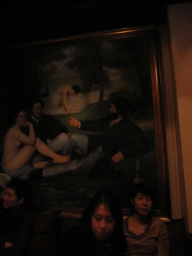 ヨーロピアンな絵が一面飾られていました。