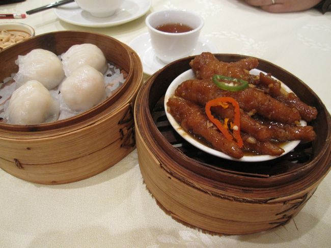 かなり好きな鶏の足を蒸してる「フォンツァオ」という飲茶。<br />俺が好きって知ってて、友達２皿もオーダーしてくれました。<br />っが、朝から二日酔いで苦しい。。。