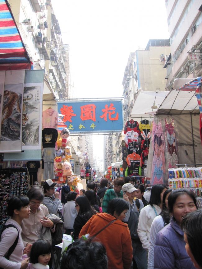 女人街。<br />「センセー！ロレクス　アルヨ！！」<br />海外に来た時だけ、先生か社長さんになれる。　