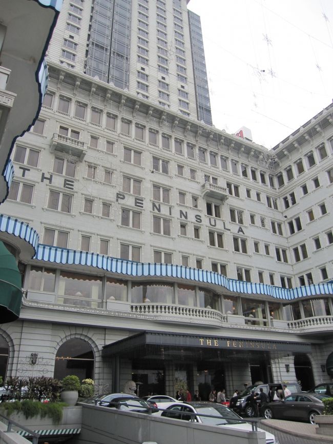 東洋の貴婦人「ペニンシュラホテル」<br />思ったより小さい？<br />中はアフタヌーンティを待つ長蛇の列。<br />並んでまでお茶する価値ありますの？？！！<br />でも優雅な気分なんだろうなぁ