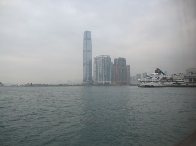 スターフェリーで香港島へ移動。<br />もうすぐオープンの香港一高いビル。<br />デカっ！の一言。
