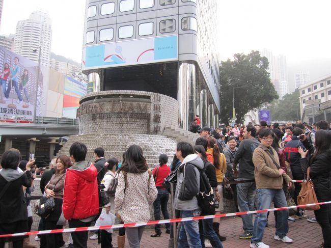 ピークへ行こうとトラム乗り場まで来ましたが。。。<br />人並び過ぎじゃね？！<br />何時間待ち？<br />時間もなかったのでタクシーで山頂まで。