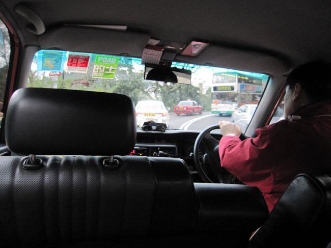 タクシーの運ちゃん、運転荒い！<br />車移動を考えた人が多いのか、こっちも少し渋滞。