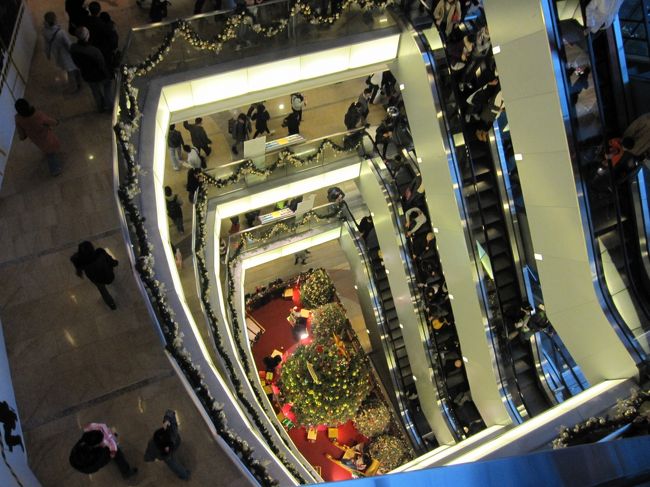 グルグルグルグルグル<br />エスカレーターで上がって行くと