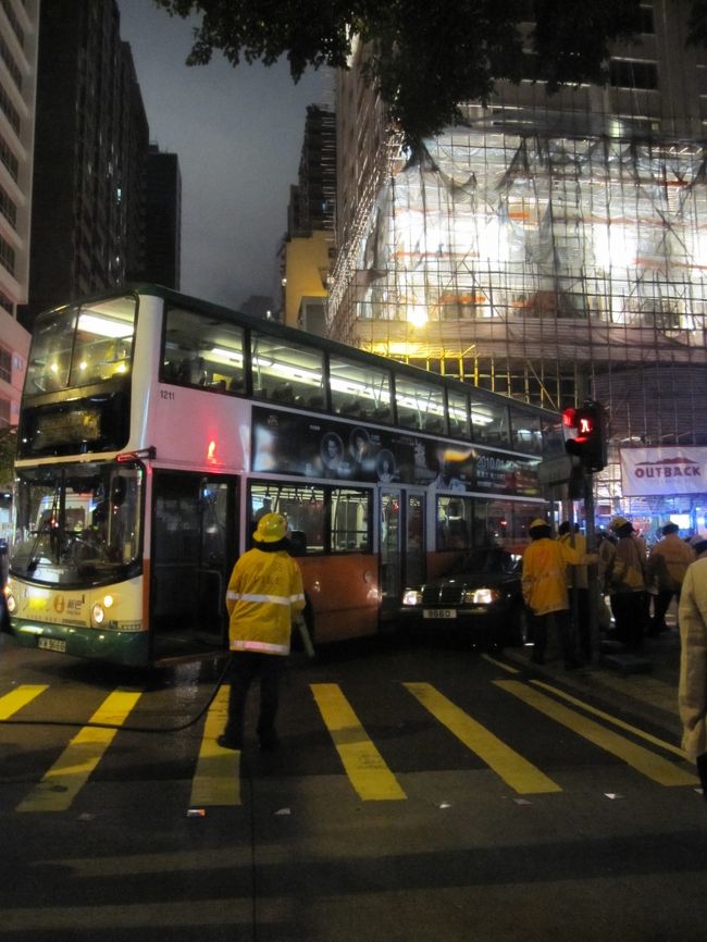 街に戻り、歩いてるとバスがメルセデスを巻き込んでました。