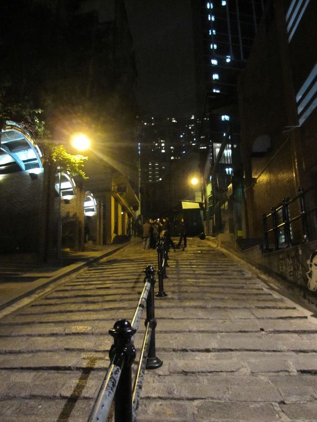 ランカイフォンは人が半端なく多くて、少し外れたポッティンジャーストリートへ。<br />昔ながらの石畳の坂道。<br />落ち着きます。<br /><br />雑誌か何かの撮影やってましたが、元旦からやらなくても。。。