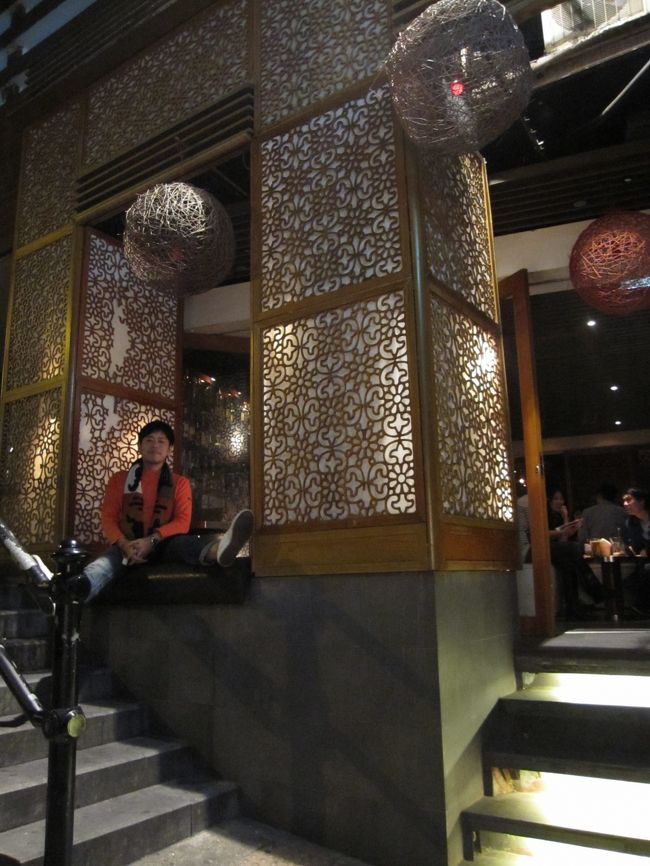 石畳沿いにあったタイ風のバー「LOTUS」へ。<br /><br />http://www.lotus.hk/