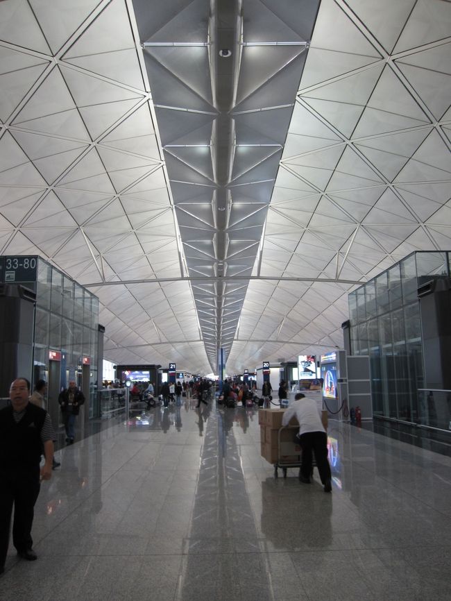 香港空港到着！<br />広いねぇ〜<br />ココができてすぐの時、乗り継ぎの為降りた事あったけど、その時は迷子になりかけたもんなぁ〜。<br />今回は余裕です！