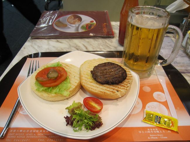 ちょっと小腹が空いたので、ハンバーガーを注文。<br />バンズでかくない？<br />肉が小さすぎか？！<br />もちろんビールも注文。