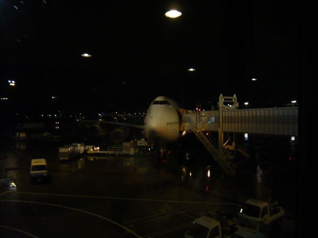 さんざん買い物したところで、ようやく搭乗