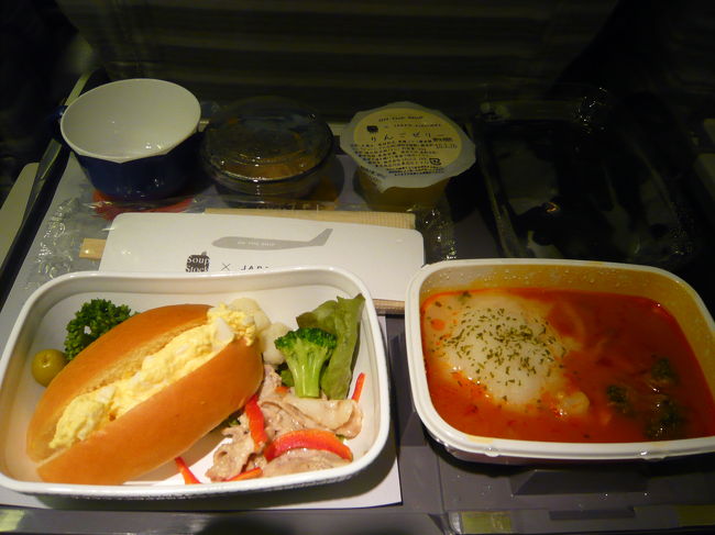 機内食。まあまあおいしかったです。<br /><br />でも23時近くだったので、少しだけ頂きました。
