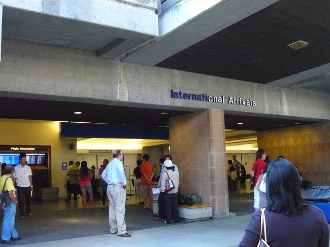 ホノルル空港に到着<br /><br />ターミナルが思っていたより小さくてビックリ！<br />でもテレビで見たことある風景に感動しました。
