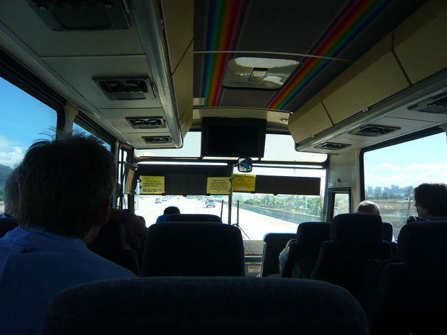 空港からホテルまではエアポートシャトルで移動<br /><br />これ、結構おすすめです。<br />乗る時に、行き先（ホテル名）と、片道or往復を<br />スタッフに告げます。<br />往復15$でホテルの前降ろしてくれて、帰りもホテルまで迎えに来てくれます。<br /><br />もちろんツアー客は乗らないので、周りはほとんど外国人ばかり・・・