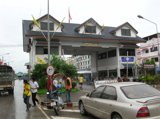 スコータイからターク経由で約３時間でメーソートに到着。<br />バスターミナルからモーターサイで国境へ。<br />写真はタイ側のイミグレーション。ここで出国してモエイ川にかかる橋をわたりミャンマー・ミャワディへ。<br />ミャンマーのイミグレーションでパーミット代金500バーツが必要でした。