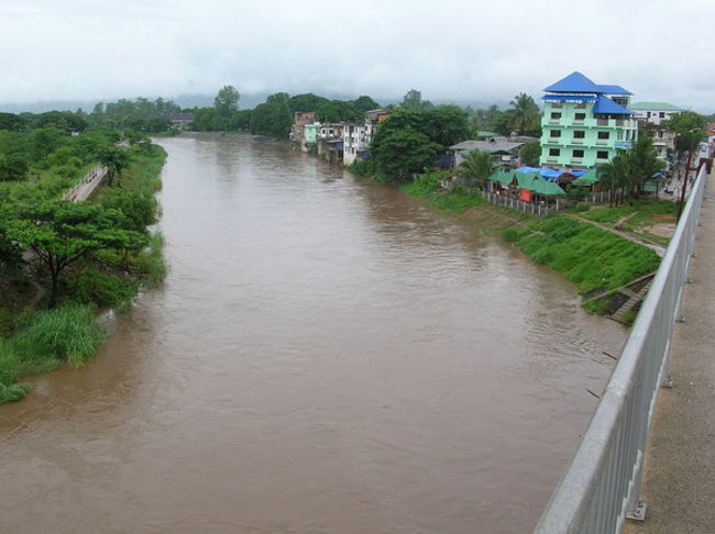 国を隔てるモエイ川。<br /><br />左がタイ、右がミャンマー。