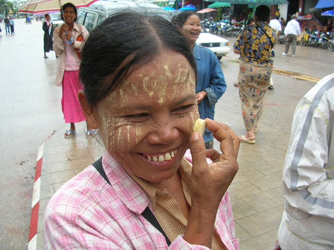 白く塗ってるのはミャンマーの伝統的なおしゃれのタナカ。<br />日焼け止めにもなるそうです。本で読んでその日本人の苗字のような化粧品の名前はしってたけど実際見るのは初めて。おばさんがこうやって塗るんだよとポーズをとってくれました。 