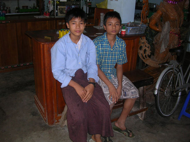 タナカだけでなく、この少年達が着用してる腰巻きもタイではみなかった。