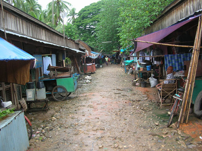 タイを背にして、国境の橋から続くメインストリートから右に、いい雰囲気の長屋があり吸い込まれていく。 