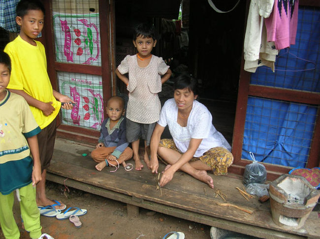 不意の闖入者に住民は家から顔をのぞかせ興味津々の様子。