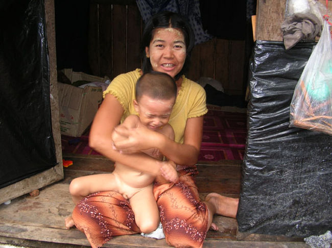 カメラを向けるとお母さんは写る気満々でしたが、子供は嫌がってぐずってます。