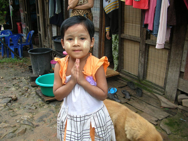 長屋のほとんどの住人は家の軒先から笑顔を送ってくれたが、一人わざわざ外に出てきて、旅行者を迎えてくれる女の子がいた。<br />合唱ポーズで何度もおじぎをして「ミンガラパー！（こんにちは！）」と元気よく出迎えてくれた。<br />プリンセスオブ長屋。 