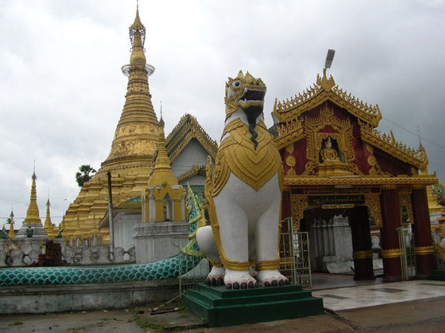 長屋を抜けると寺院が見えた。<br /><br />古く傷んだ建物が多い中、ひときわ輝いて目立ってた。<br />言葉が通じず、ガイドブックもないので由緒あるのか有名なのかまったく不明、名前すらわかりません。外から拝むだけ。 