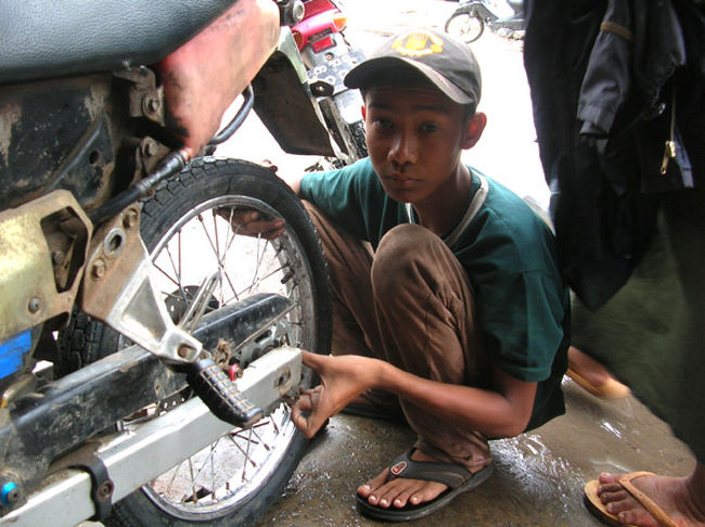 寺院の近くのバイクの修理工場で働いていた少年。