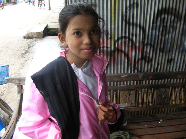 その少年の仕事をしている様子をじっと見てた女の子。<br />少年のお姉さんかな？ 