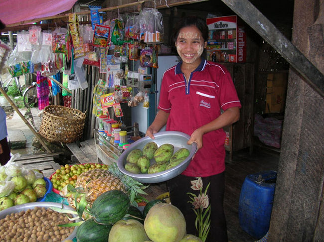 パンケーキ屋の女の子が連れてきた女の子。<br />普段は隣で果物を売ってるようです。<br />友達と思い込んでましたがもしかして姉妹？ 