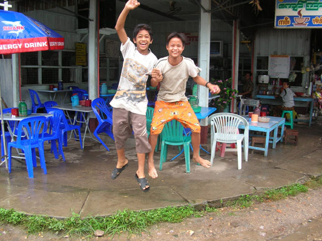 国境を越える時から雨。<br />激しく降ってきたのでレストランで雨宿り。<br />そのレストランで働いてた少年。私の隣にきて、ほとんど言葉は通じないのにずっとしゃべりかけてくれてました。でもお客さんが来るとすぐに仕事に戻る姿は好感がもてました。ちなみに確実に通じた言葉は「カシオ」私も少年もCASIOの時計をしてた。それと「フライ」飛んできたハエを見つけて。 