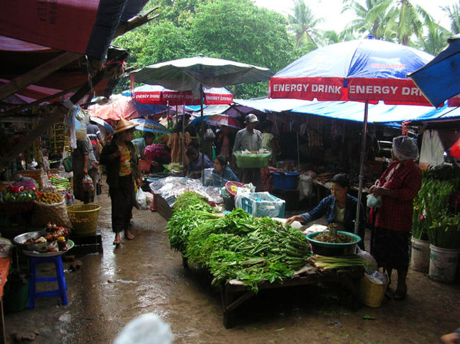 雨が全然止まず、雨宿りばかりして町歩きが出来ない。<br />しかもイミグレーションの閉まる時間がせまってきている。仕方ないのでずぶぬれになる覚悟で雨の中、市場へ。<br /><br />しかし細い道に所狭しと露天が並んでて、おかげで露天のテントのひさしとひさしをわたり歩いてあまり濡れずに見物できた。 