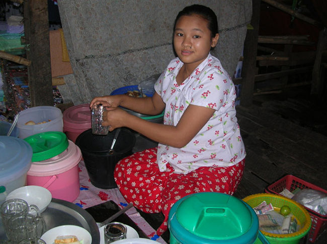 スイーツ屋さん。この手の怪しい露天のスイーツに目が無い私は、緑色した麺状の寒天のようなものが入った飲み物を飲んでみた。うまかったが、飲んだグラスは水道がないのでバケツにためた水でゆすいでるだけのようだった。 