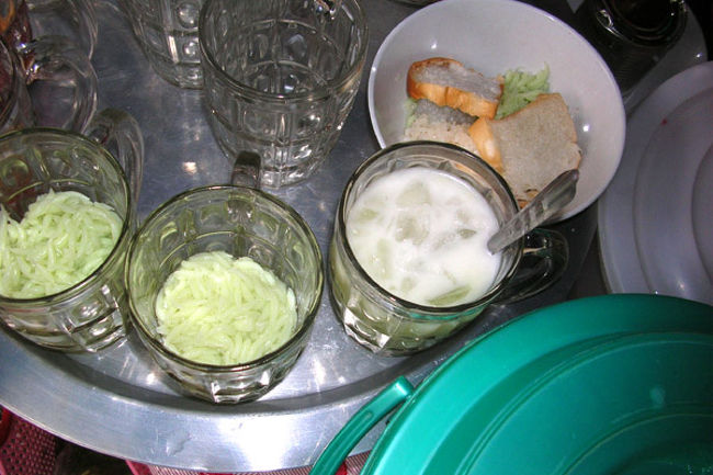 これ飲みました。右上のは白米にパンがのってます。これも甘そうなミルクみたいなのをかけて売ってました。 