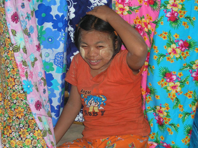 上のスイーツ屋さんで飲んで写真を撮ってる間、隣の生地屋の女の子が、その様子を興味深そうに覗き込んでた。じゃあ、キミの写真も撮ろうと言ってカメラを向けると急に照れだした。 