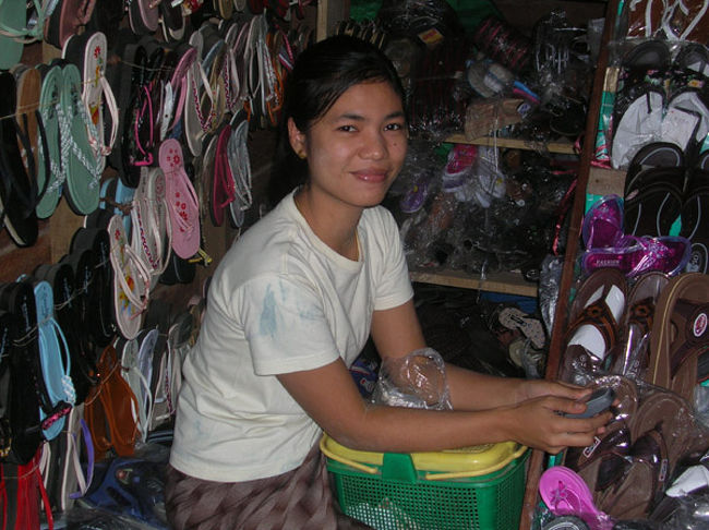 女性がタナカをつけてるのを見ると異文化を感じれてよいのですが、個人的には美人は素顔のままがよいかと思います。 