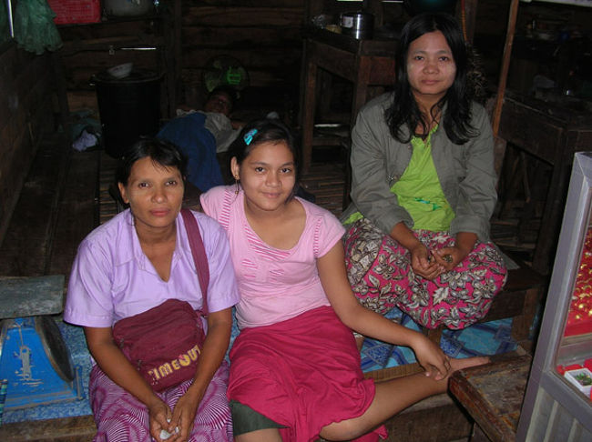 その向かいの店の人。何の店かは忘れました。もう時間が無いので目があった人だれかれかまわず写真を撮らせていただいてます。 