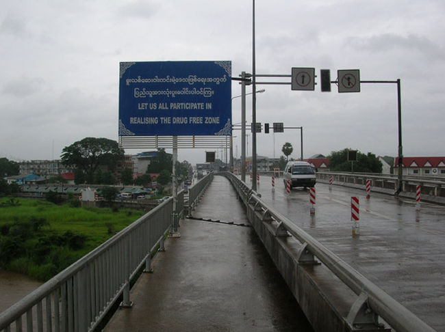 16時30分にミャンマーのイミグレーションが閉まるということで急ぎます。ミャンマー滞在約５時間足らず。これから橋をわたってタイに戻ります。かなり名残惜しい。できればタイ側国境の町メーソートに一泊してゆっくり見物すればよかった。<br />それと後から知ったのですがタイとミャンマーには30分の時差があり、私は時計をタイ時間のままにしてたのでイミグレーションが閉まるまで後、30分余裕があったようです。<br /> 